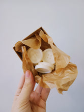 Load image into Gallery viewer, Το σπίτι μύρισε αγάπη | Λεμονόπιτα | Κουμπάκι x The Soaphouse wax melts