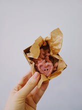 Load image into Gallery viewer, Το σπίτι μύρισε αγάπη | Πώς ζεσταίνονται οι καρδιές; | Κουμπάκι x The Soaphouse wax melts
