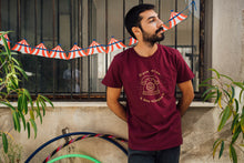 Load image into Gallery viewer, Βίρνα πίσω ή έστω τηλεφώνα | Claret Red | T-shirt
